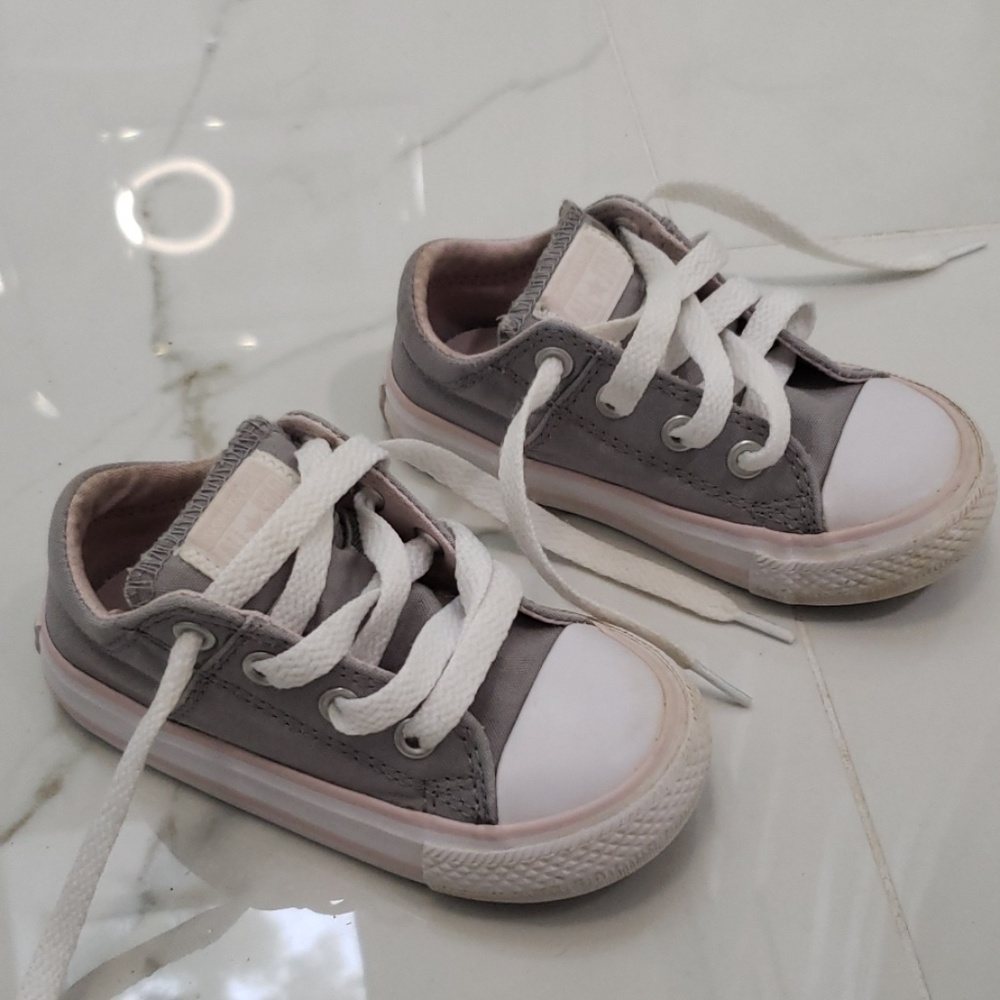 Size 6 toddler girl converse sneakers